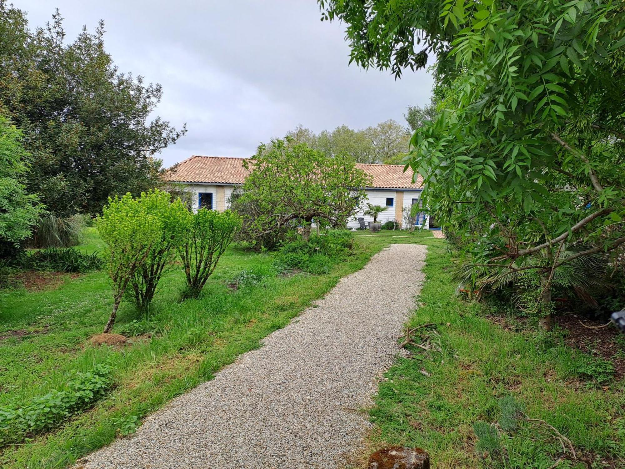 La Cadournaise Bed & Breakfast Saint-Seurin-de-Cadourne Exterior photo